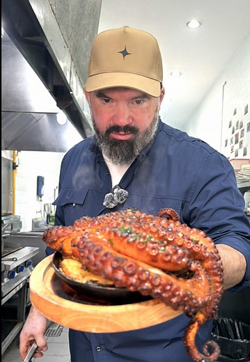 Uno de los tesoros de Quintana Roo !! El Pulpo ! @El Fish Fritanga #antoniogarza #panzadecoyote #simpleparrillero #caramelo #paladardejabali