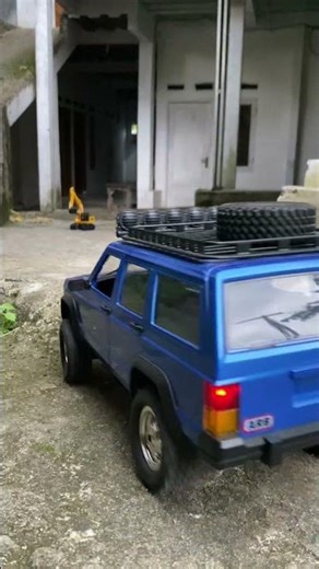 Mainan Mobil Remote Control Land Cruiser vs Jeep #rccar #rcoffoad #shorts #rccrawler #rc