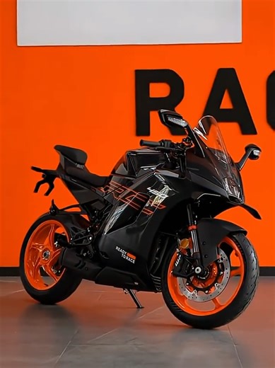 Lanzada en China, la nueva RC450 de @ktm_official es la nueva bicilindrica de la firma austriaca aunque es un secreto a veces que es una moto que parte de la base de CFMOTO 450SR-S, pero con los componentes y tecnologías habituales de la firma naranja, como su nuevo sistema de frenos WP así como suspensiones de la misma marca, tambien monta un acelerador electrónico con modos de manejo y todo el paquete electrónico de KTM. El motor como ya se sabe es un 450cc con cigüeñal a 270 grados con un per