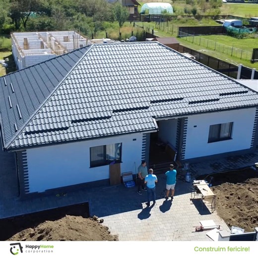💚Happy Home în județul Brașov 🏠~115mp De ce e mai simplu pentru tine să construiești cu Happy? ✅îți vezi casa cum prinde contur vizibil în câteva săptămâni, nu luni de șantier haotic ✅construiești fără stres: ai un singur partener care se ocupă de tot ✅știi de la început cât costă și când e gata, fără surprize pe parcurs sau costuri ascunse ✅te bucuri de confort termic în orice anotimp și costuri reduse de întreținere ✅ai garanție solidă și o echipă pe care te poți baza și după finalizarea cas