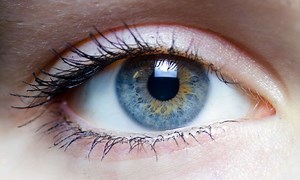 Les yeux bleus sont plus sensibles au Soleil que les yeux marron, vrai ou faux ?