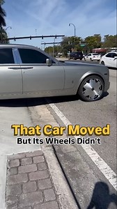 🔥Forget the Self-levelling hub caps on the ROLLS ROYCE PHANTOM - this Mafia ROLLER looks like its moving on rims that look like they don't spin! The spinners on these rims confuse you with an illusion of their STATIC APPEARANCE 🤯 Via: @ace1whips #rollsroyce #rollsroycephantom #demrims #whipscarshow #carblogindia | Car Blog India