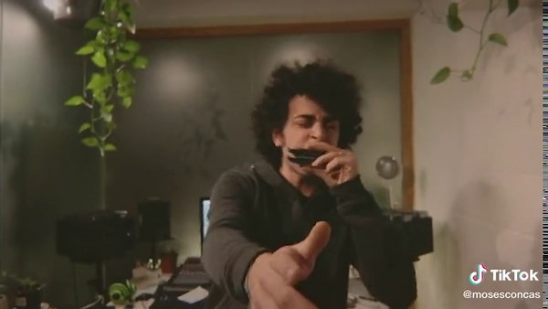 Street Artist Moses Concas: Studio Vibes with Harmonica Beatbox