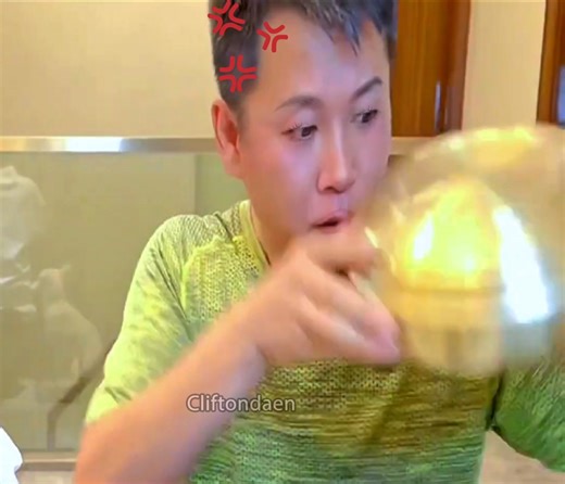 9.4K views · 97 reactions | The child's method is still the best. He is willing to stop fighting for food 殺藍數 | Cliftondaen | Facebook