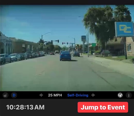 Tesla FSD 14.2.2.5 properly refuses to block the intersection, unlike many human drivers. ❤️🤘🏼