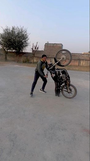Splendor bike ke stunt krte krte bachi jaan 😱
