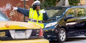 Police regulates traffic by dancing (Video)
