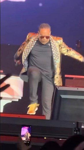 Charlie Wilson Shuts Down the Stage with Signature Moves 🔥 Crowd Goes Wild!