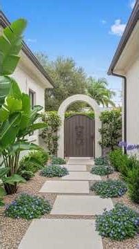 Luxury Home Exterior Trends 2026 ✨ Stunning Small Front Yard Entryway, Gates & Arches Idea!