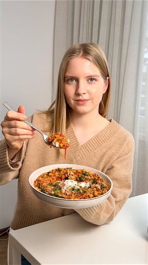 Petra Atanasova | Sunglow Kitchen on Instagram: "1-pot tomato orzo will be your new go-to dinner when you’re tired after work and can’t be bothered. 😌 This recipe went viral exactly one year ago and it had over 16 million views. I’m bringing it back cause it’s such a great dinner idea! It’s perfect for meal prep or when you need a quick meal and can’t be bothered to cook something elaborate. Ingredients 2 cups cherry tomatoes 2-3 garlic cloves, minced 2 tbsp tomato paste 1 cup orzo 1 tsp Italia