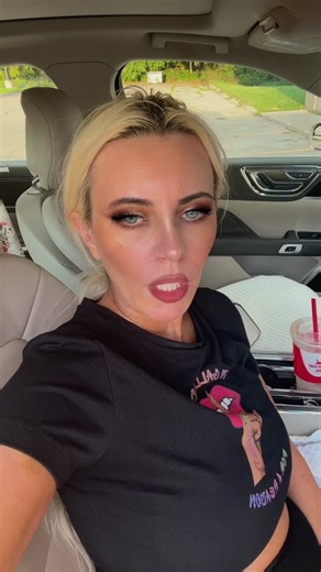 Is it just me🤷🏼‍♀️ #elektra #elektrasmith #draftdumping #comedy #selfcare #fyp #trending #viral #trendingsound #contentcreator #travelingmodel #fmty #fypm #fashioncontent #fashionicon #freelancelife