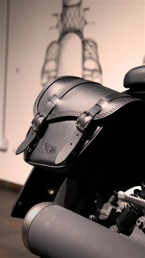 ✨ Coming soon: Tomahawk Piggyback for Honda Rebel 🏍 The bold lines of the Honda Rebel meet the timeless design of our Tomahawk Piggyback, one of the most loved models in the Ends Cuoio collection. Compact shape, sturdy structure, and pure craftsmanship — every detail is made to perfectly follow the curves of your bike, with no compromise between style and functionality. Handcrafted from vegetable-tanned bull leather, this bag will soon be available for your Rebel. A new blend of elegance, chara