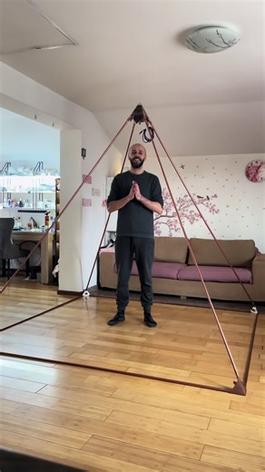 ✨Nu este doar o piramidă de 2,14 m. Este un spațiu de resetare. ✨Structura din cupru creează un câmp coerent, bobina toroidală de 12 cm cu 24 de spire dinamizează fluxul, iar generatorul de frecvențe susține armonizarea profundă. În interior nu doar dormi, ci îți lași corpul să se recalibreze, mintea să tacă și energia să se reașeze. ✨Efectul de piramidă nu este doar teorie. Este experiență directă. #pyramide #fyp #orgonite #copper #resinepoxy
