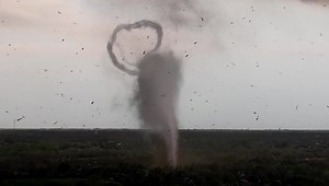 NEW analysis video of the O-ring vortex structure that coincides with the descending bubble of vortex breakdown. This vortex breakdown cycle was evident right from the start of the tornado, with the most intense jet-like vortices happening right beneath the breakdown bubble just before it hits the ground. This new video analyzes this cycle earlier in the life of the Andover, KS EF3 tornado on April 29, 2022. Please let me know your thoughts! | Reed Timmer Extreme Meteorologist