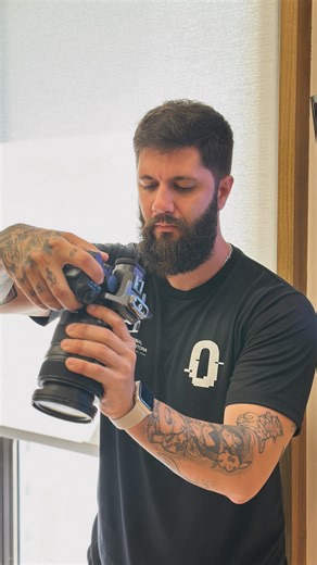 Produtora Audiovisual | Onscreen on Instagram: "Última gravação do ano. E fechamos do jeito que acreditamos: estratégia, adaptação e entrega de alto nível. Essa produção aconteceu dentro do ambiente do cliente, respeitando a rotina, a identidade e a realidade do negócio — sem perder qualidade, estética e narrativa. É nisso que acreditamos: transformar qualquer espaço em um cenário profissional quando existe planejamento e olhar técnico. Encerrar o ano assim reforça o nosso compromisso com result