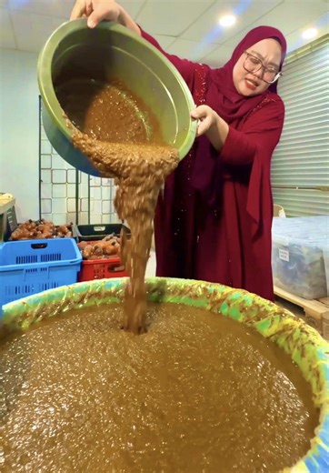 Nasi Khomok online pertama di Malaysia rupanya kilang dia di Pasir. 🙏Pekan jah. Terkejut sebab sehari dekat 2K parcels keluar. Nasi Khomok ni macam nasi beriani cuma versi Thai. Sekarang semua orang boleh pakat rasa boleh beli online. Syaliliey Empire di Pasir Pekan #kelantan #nasi #ayamgoreng #makanlokal