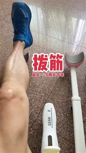 在家锻炼，分腿马步拉伸，保持活力