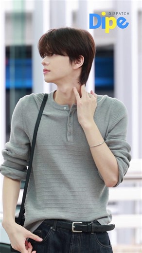 Today’s highlights💙 Matching rings & Hanjin’s keyring🎒✨ TWS — always the masters of detail🥹✈️ #TWS #투어스 | dispatch news