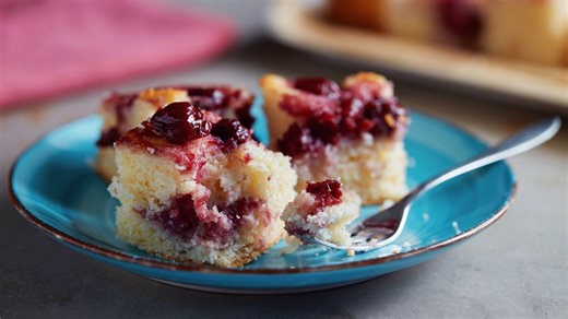 Jednostavni kolač sa jogurtom i višnjama koji i početnici mogu da naprave