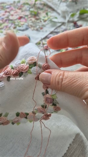 Cast-on stitch a splendid opportunity to turn a simple mouline thread into flowers, creating petals.