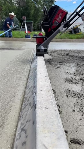 MX FUEL™ Vibratory Screed for Efficient Concrete Work