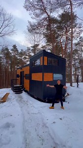 ✨🏡 Descubre esta increíble mini casa para 4 personas en Airbnb ✨ sowiloretreat presenta una experiencia única en medio de la naturaleza: un espacio moderno, acogedor y bien diseñado, ideal para parejas, familias pequeñas o amigos que buscan una escapada diferente 🌿💛 En su interior encontrarás: ✔️ Sala acogedora para compartir y relajarte ✔️ Cocina equipada con todo lo necesario 🍽 ✔️ Baño elegante y moderno 🚿 ✔️ Habitación súper cómoda espacio adicional para dormir 🛏 Perfecta para quienes a