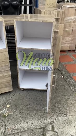 ✨🛋️ ¡Funcionalidad con estilo! 🛋️✨ Nuestra mesa auxiliar en fórmica extra brillante con rodachines es el toque perfecto para tu negocio: ✔️ Diseño moderno y elegante ✔️ Fácil de mover y súper práctica ✔️ Ideal para complementar tu spa, peluquería o barbería 🔥 Porque los pequeños detalles hacen la GRAN diferencia. 👉 Encuéntrala en Exhibiciones El Mana
