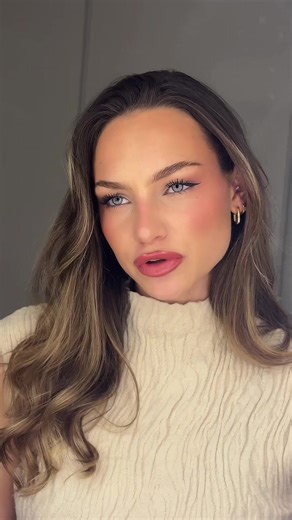 tsais la meuf gênante qui se croit dans un film, non srx contactez moi svp je suis pas sur d’avoir les épaules pour faire infirmière toute ma vie 🤓 IG: mathildebenigni #fyp #pourtoi #acting