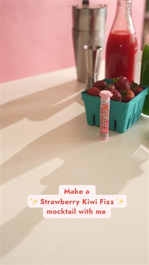 If you’re seeing this, you deserve a Strawberry Kiwi Fizz mocktail 🍓🥝 Get some Fizz: https://zipfizz.com/products/powders #hydration #energy #strawberrykiwi #mocktail | Zipfizz