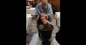 ¿Se excedió? El trato de sacerdote a bebé que no paraba de llorar durante bautizo