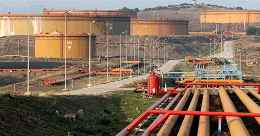 Le pétrole chute, entre offre excédentaire et craintes commerciales