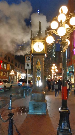 The Gastown Steam Clock is a historic clock in Vancouver 🇨🇦built in 1977 by horologist Raymond Saunders. It is a popular tourist attraction located at the corner of Water and Cambie Streets, known for its hourly steam-powered chimes. Though it uses steam for its sound & visual effect, the clock's actual movement is driven by an electric motor connected to a steam engine. The clock is powered by steam from the downtown heating system, which drives a small steam engine in its base. This steam en