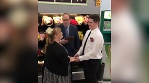Walmart Use In Store Wedding To Advertise Job Opening - video Dailymotion