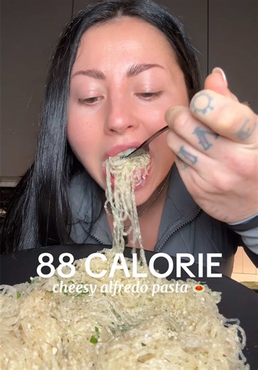 You can eat a full plate of cheesy Alfredo pasta for under 90 calories🧀🤤 • Disclaimer - I always recommend adding a protein to my low calorie noodle recipes. Anything this low in calories should never be treated as a full meal because your body needs more nutrition than just this. These recipes are for the volume eaters such as myself who are getting plenty of nutrition elsewhere throughout the day. Love you🌟 • What you’ll need.. 💫1 bag kelp noodles 💫1 laughing cow lite cheese 💫2 tbsp unsw