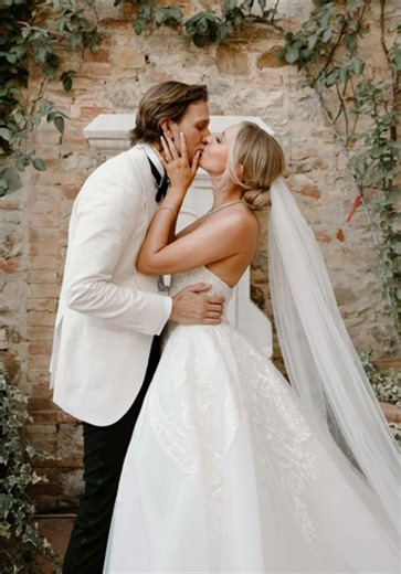 I cannot wait to be back in Italy this year for some gorgeous bridal hair and make ups! Nothing dreamier than a gorgeous Italian wedding 🥹✨ Still looking to book your dream bridal hair and make up? Contact details in my bio 💌 #weddingitaly #2026bride #bridalhairandmakeup Pics by @nicoladrummondphoto