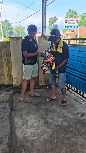 Nizar, wait, what snacks do you want to buy at Mang Krek-krek? #trendingshorts