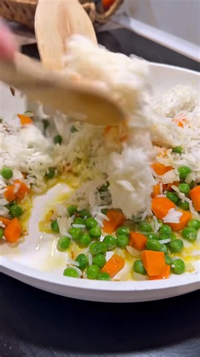 🍚 Riz sauté œufs, carottes, petits pois & oignon ✔️300 g de riz cru ✔️3 œufs ✔️2 carottes ✔️150 g de petits pois surgelés ✔️1 oignon ✔️2 c. à soupe de sauce soja ✔️1 c. à soupe d’huile Faire cuire le riz à l’avance et le laisser refroidir. Éplucher les carottes et les couper en petits dés. Émincer l’oignon. Faire chauffer l’huile dans une grande poêle. Faire revenir l’oignon, ajouter les carottes et les petits pois. Ajouter le riz et mélanger. Pousser le riz sur le côté, casser les œufs et les 