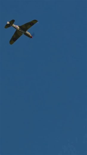 AERO LEADER Treinamentos on Instagram: "O Curtiss P-40 Warhawk foi um dos caças mais emblemáticos do início da Segunda Guerra Mundial. Robusto, resistente e capaz de operar em ambientes extremos, o P-40 tornou-se sinônimo de combate em baixa altitude, especialmente nos céus do Norte da África, China e Pacífico. Seu design agressivo, marcado pela famosa entrada de ar frontal (“chin scoop”), entregava o recorte muscular que fez do Warhawk um ícone visual da aviação militar. Apesar de não ser o caç