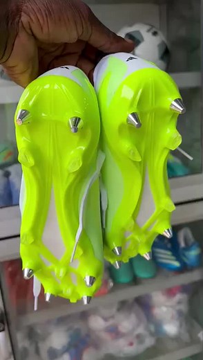 Chaussure de Crampon Adidas Original Disponible en Pointure 40-45