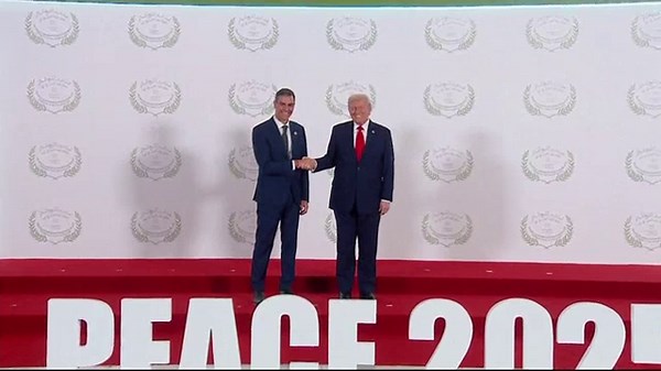 Vídeo: Así fue el saludo entre Donald Trump y Pedro Sánchez en la cumbre de Egipto