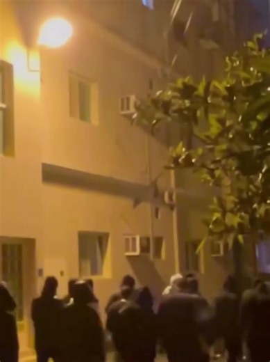 بلدة أبو قوة | مسيرة غاضبة وفاءً لدم ولي أمر المسلمين الإمام السيد القائد الخامنئي شهدت بلدة أبو قوة مساء الأربعاء 4 مارس/آذار 2026 مسيرة غاضبة شارك فيها جمع من الأهالي، وفاءً لدم ولي أمر المسلمين الإمام السيد القائد علي الخامنئي، وتعبيرًا عن الحزن والغضب إزاء جريمة اغتياله. وجابت المسيرة شوارع البلدة وسط هتافات منددة بالجريمة ومؤكدة التمسك بخط المقاومة والوفاء لنهج القائد الشهيد. كما رفع المشاركون الشعارات واللافتات التي عبّرت عن العزاء والتضامن، مؤكدين أن دماءه ستبقى حافزًا لمواصلة الطريق. وأك