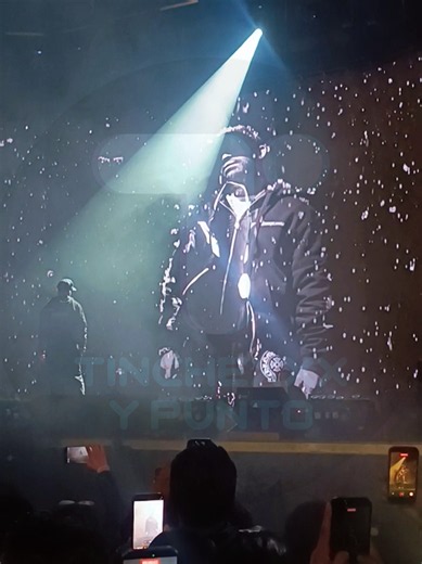 Arcángel cantó 'Feliz Navidad' en La Paz — concierto y regalo adelantado