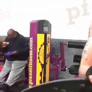 Pizza while working out... does this guy really not know better?!? Or does he not care... what do you think?! www.musclefood.com | MuscleFood