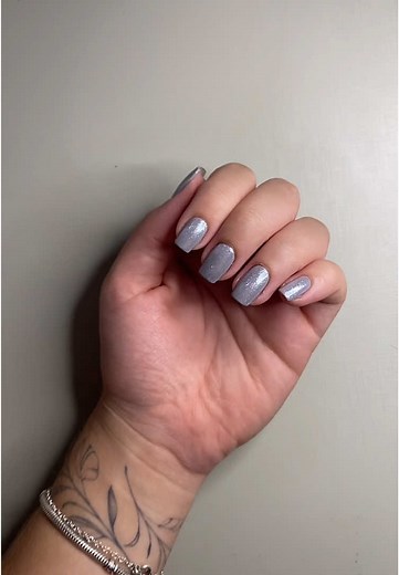 bye bye unhas natalinas, hii unhas do ano-novo. Usei o combinho doce pérola s e triangulum, os dois da risqué! #unha #inspiration #anonovo #nails #newyear