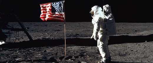 Sur la Lune, qui du marteau ou de la plume touchera le sol le premier?