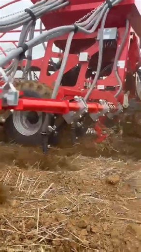 Looking for alternatives? Difficult conditions? Humid and sticky soil? The Kverneland ts-drill might do the trick. Equipped with narrow tines and XHD carbide tip, the Kverneland ts-drill minimises soil disturbance, ready for conventional and conservation farming systems. 👉 Read more: https://ien.kverneland.com/seeders/tine-seeders/ts-drill | Kverneland