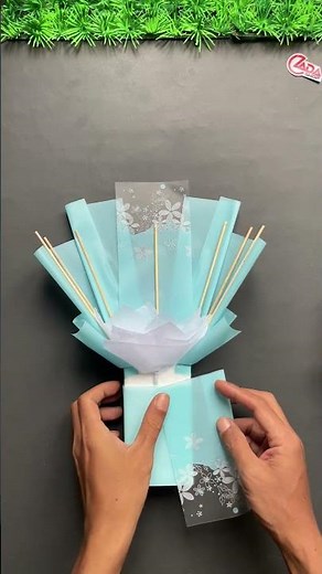 How to wrap a small bouquet #bouquettutorial #flowers
