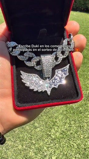 @brumalab.joyas on Instagram: "El colgante ICE de Duki ❄️ #duki El colgante ICE de Duki combina brillo, estilo urbano y la fuerza del trap argentino que está dominando España. Una pieza exclusiva para fans que buscan un collar ICE de Duki auténtico, moderno y con presencia. 💎🔥 #IceDuki #ColganteDuki #CollarDuki #JoyasICE #TrapEspaña #MusicaUrbana #EspañaTrap #TrapArgentino #BRUMALAB #ModaUrbana #JoyasUrbanas #EstiloUrbano #DukiFans #UrbanStyle #FlowArgentino #TendenciaEspaña #VideoViral #TrapL