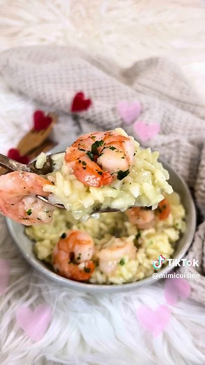 Risotto crémeux aux crevettes 🍤🍚 Un risotto fondant, bien onctueux, avec des crevettes revenues à la poêle à l’ail et au persil. Simple et efficace. ✔️300 g de riz spécial risotto (arborio) ✔️400 g de crevettes décortiquées ✔️1 oignon ✔️1 gousse d’ail ✔️1 L de bouillon chaud (volaille ou légumes) ✔️40 g de parmesan râpé ✔️1 c. à soupe d’huile d’olive ✔️1 c. à soupe de persil ciselé ✔️Sel ✔️Poivre Dans une première poêle, tu fais revenir l’ail avec un petit peu d’huile d’olive. Tu ajoutes les c