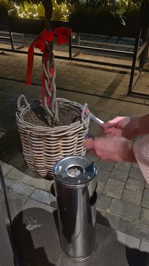 Pourquoi brûler ces papiers ? En numérologie, la vie avance par cycles de 9 ans. 2025 est une année 9 : celle des bilans, des fins, du détachement. On ferme ce qui a pesé. On remercie ce qui a enseigné. Sur chaque papier, on a écrit une année, et ce que cette année nous à fait traverser. Ce feu n’est pas une colère. C’est un passage. 🔥 Il transforme le passé en espace. À minuit, on entre en 2026 – Année 1. L’année du renouveau. Des choix. Des premiers pas. On ne brûle pas l'histoire. On libère 